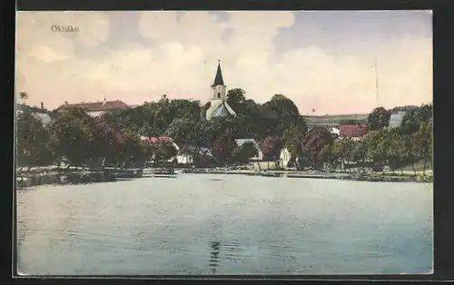 AK Okrisko, Ortspartie mit Kirche am See