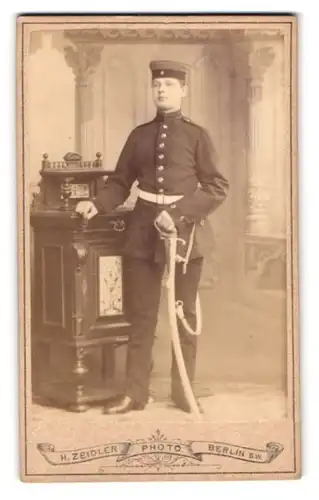 Fotografie H. Zeidler, Berlin, Jerusalemerstrasse 59, Dragoner in Uniform mit Krätzchen & Säbel