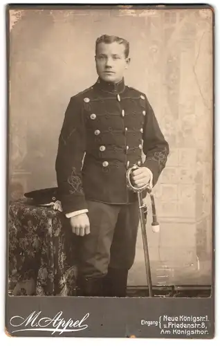 Fotografie M. Appel, Berlin, Invalidenstr. 134, Husar in Uniform mit Säbel