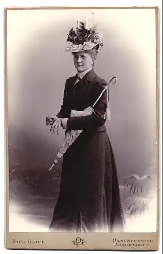 Fotografie Paul Glaue, Braunschweig, Altstadtmarkt 12, Portrait elegante Dame mit Schirm