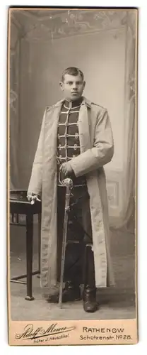 Fotografie Adeolf Mewes, Rathenow, Schützenstr. 28, Husar in Uniform mit Mantel & Säbel