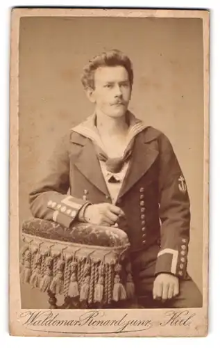 Fotografie Waldemar renard Junior, Kiel, Sophienblatt 18, Matrose der kaiserlichen Marine in Uniform