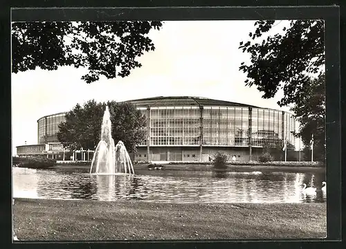 AK Dortmund i. Westf., moderne Architektur, Wasserspiel vor der Westfalenhalle