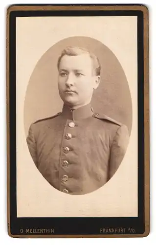 Fotografie O. Mellenthin, Frankfurt a. O., an der Oderbrücke, Soldat mit strammen Blick