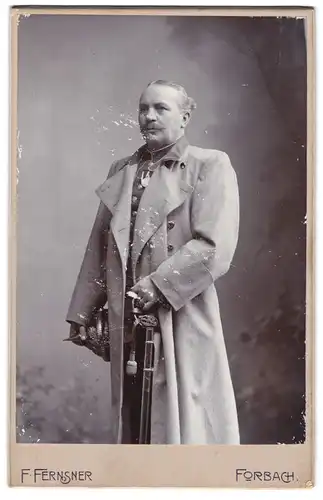 Fotografie F. Fernsner, Forbach / Lothringen, Schlossbergstrasse 6, Soldat in Uniform mit Orden & Pickelhaube