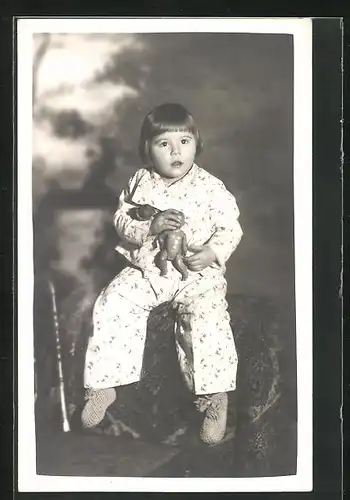 Foto-AK Mädchen im Schlafanzug mit ihrer Puppe im Arm