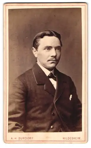 Fotografie A. H. Burdorf, Hildesheim, Neue Osterstrasse 10, Portrait eleganter Herr im Anzug mit Einstecktuch