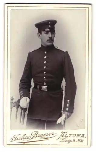 Fotografie Julius Bremer, Hamburg-Altona, Königstr. 89, Soldat Einjährig Freiwilliger in Uniform Inf.-Rgt. 31