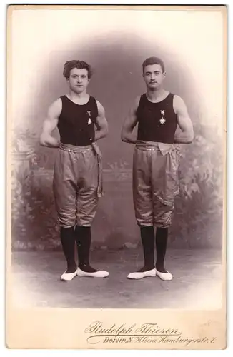 Fotografie Rudolph Thiesen, Berlin, Kleine Hamburgerstr. 7, Muskulöse Turner in Sportbekleidung mit Medaille - Orden