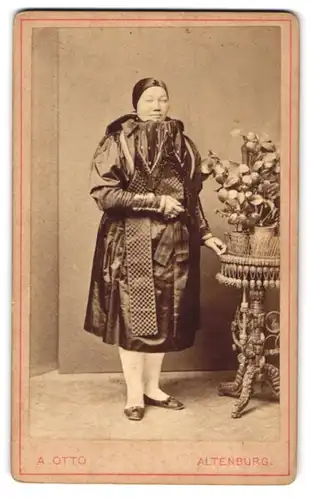 Fotografie A. Otto, Altenburg, Portrait Dame trägt Altenburger Tracht