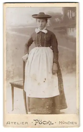 Fotografie Atelier Pöckl, München, Müllerstr. 21, junge Dame mit Hut in Tracht