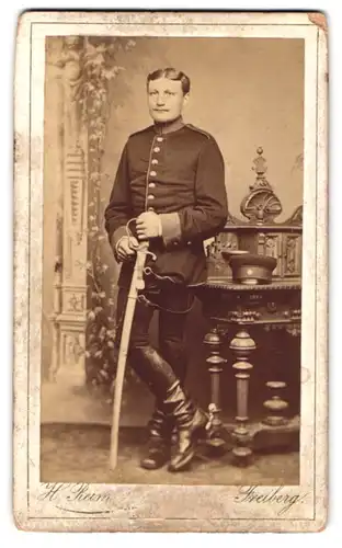 Fotografie H. Reimann, Freiberg, Weingasse 9, Soldat in Uniform mit Säbel Feld-Art.-Rgt. 28