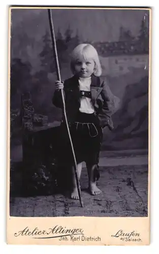 Fotografie Atelier Altinger, Laufen / Salzach, blondes Mädchen mit Wanderstab in Tracht