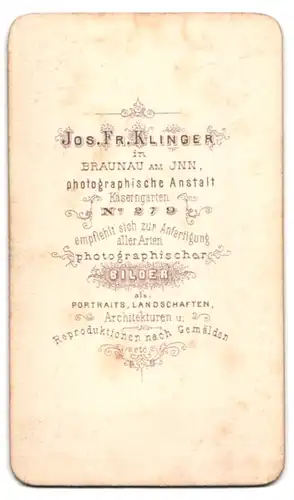 Fotografie J.F. Klinger, Braunau am Inn, Kaserngarten, Fräulein im taillierten Kleid