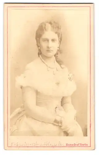 Fotografie Prinzessin Antonia Maria von Braganza Prinzessin von Portugal im festlichen Kleid mit Schmuck