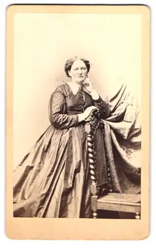 Fotografie E. Biegner, Berlin, Zeitenplatz 2, Portrait bürgerliche Dame im Kleid