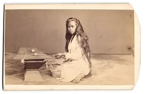 Fotografie Mädchen aus Sri Lanka / Ceylon spielt auf Xylophon, Musikinstrument