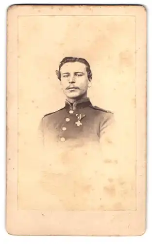 Fotografie Hugo Leman, Berlin, an der Königsbrücke, Portrait Uffz. in Uniform mit Orden