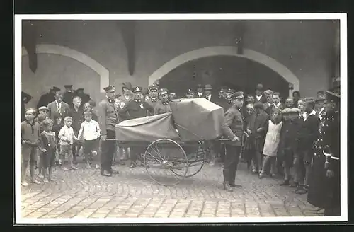 Foto-AK Salzburg, Bestatter mit Totenwagen auf der Strasse