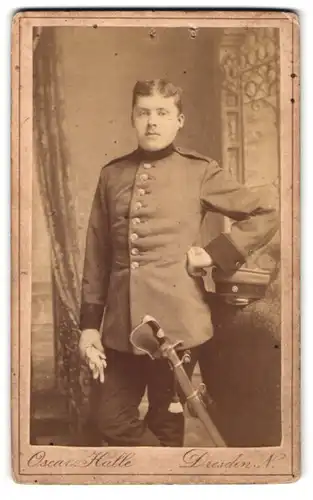 Fotografie Oscar Halle, Dresden, Königsbrückerstrasse 49, Soldat in Uniform mit Säbel