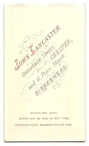 Fotografie J. Lancaster, Chester, Grosvenor Street, Herr mit Zeitung im eleganten Anzug