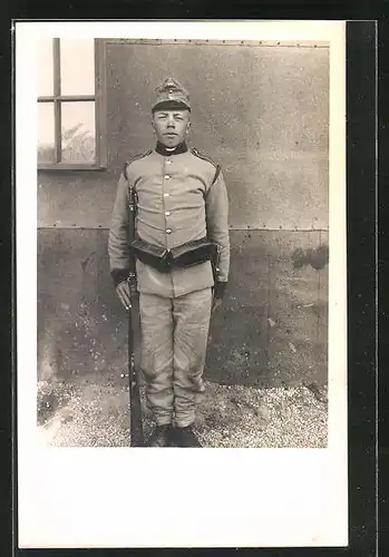 Foto-AK Österreichischer Soldat mit Gewehr und Magazintaschen am Koppel, Bajonett