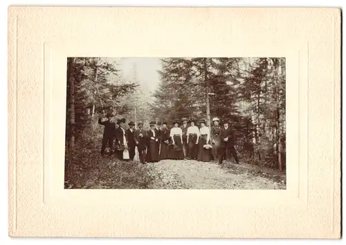 Fotografie unbekannter Fotograf und Ort, Portrait fein gekleidete Gesellschaft beim Ausflug in den Wald