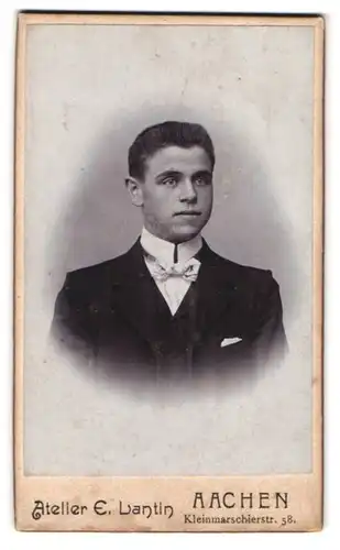 Fotografie E. Lantin, Aachen, Kleinmarschierstrasse 58, Portrait junger Herr im Anzug mit Fliege