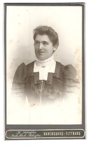 Fotografie Robert Schäfer, Stuttgart, Eberhardtstrasse 55, Portrait junge Dame im hübschen Kleid