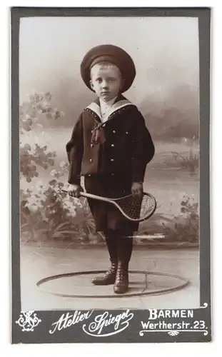 Fotografie Atelier Spiegel, Barmen, Wertherstrasse 23, Portrait kleiner Junge im Matrosenanzug mit Tennisschläger