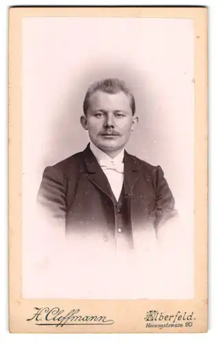 Fotografie H. Cleffmann, Elberfeld, Herzogstrasse 20, Portrait modisch gekleideter Herr mit Oberlippenbart