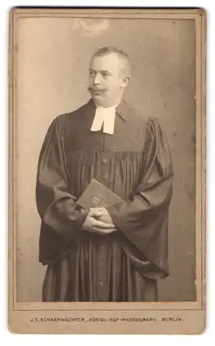 Fotografie J. C. Schaarwächter, Berlin, Leipziger-Str. 130, Portrait Richter in Robe mit Bibel in der Hand