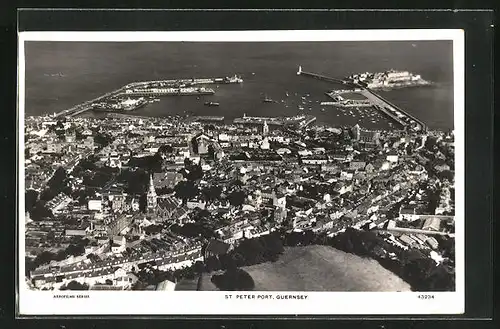 AK St. Peter Port /Guernsey, Fliegeraufnahme vom Ort mit Kirche