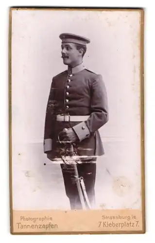 Fotografie Tannenzapfen, Strassburg i. E., Kleberplatz 7, Junger Soldat mit Säbel, 2. bayer. T. Bat.