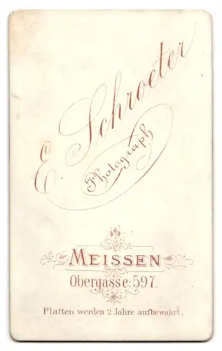 Fotografie E. Schroeter, Meissen, Obergasse 597, Portrait junger Herr im Anzug mit Fliege