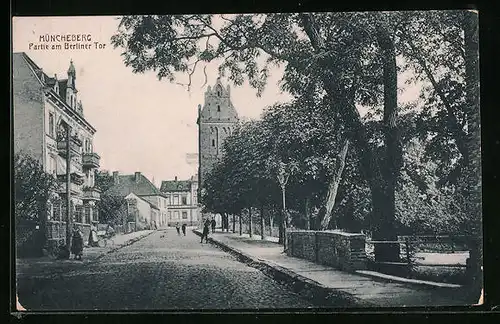 AK Müncheberg, Partie am Berliner Tor, Passanten auf der Strasse