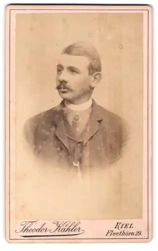 Fotografie Theodor Kähler, Kiel, Fleethörn 29, Portrait bürgerlicher Herr mit Moustache