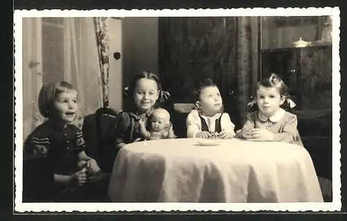 Foto-AK Mädchen bei Tisch mit Puppe