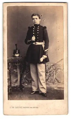 Fotografie L. de Laetre, Gand, Rue du Passage Van der Donck 40, Soldat in Uniform mit Tschako und Bajonett