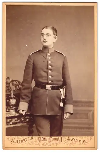 Fotografie Atelier Eulenstein, Leipzig, Tauchaerstr. 29, Soldat Einjährig Freiwilliger nebst Pickelhaube Sachsen, IR 106