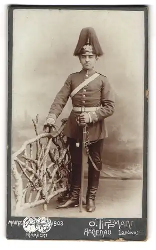 Fotografie O. Tippmann, Hagenau, Landweg, Soldat in Uniform mit Säbel, Pickelhaube & Paradebusch