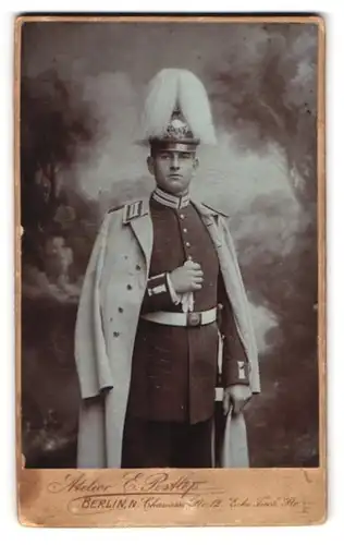 Fotografie Atelier Postlep, Berlin, Chausseestr. 12, Soldat in Uniform mit Pickelhaube, 2. Garde-Rgt. zu Fuss