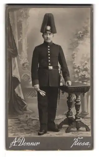 Fotografie A. Donner, Riesa, Soldat in Uniform mit Pickelhaube Sachsen und Paradebusch