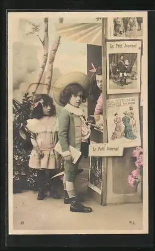AK Zeitung Le Petit Journal, Adrett gekleidete Kinder am Kiosk
