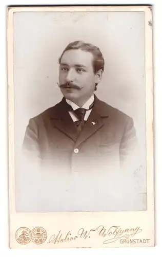 Fotografie W. Wolfgang, Grünstadt, Am Bahnhof, Portrait eleganter Herr mit Moustache