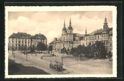 AK Jilhava, Stadtplatz mit Kirche und Strassenbahn