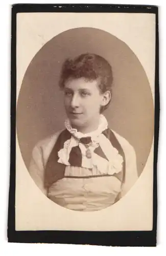 Fotografie Carl Remde, Eisenach, Frauenberg 31, Portrait junge Dame mit Amulett