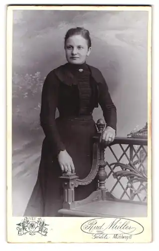 Fotografie Rud. Müller, Görlitz, Mühlweg 10, Portrait junge Dame im Kleid