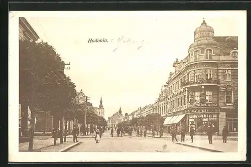 AK Göding / Hodonin, Strassenleben mit Bank