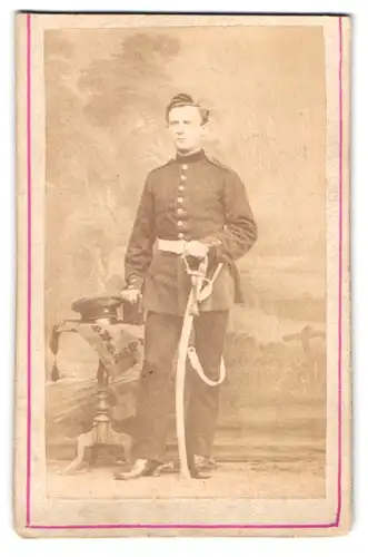 Fotografie unbekannter Fotograf und Ort, Soldat der Feldartillerie in Uniform mit Säbel